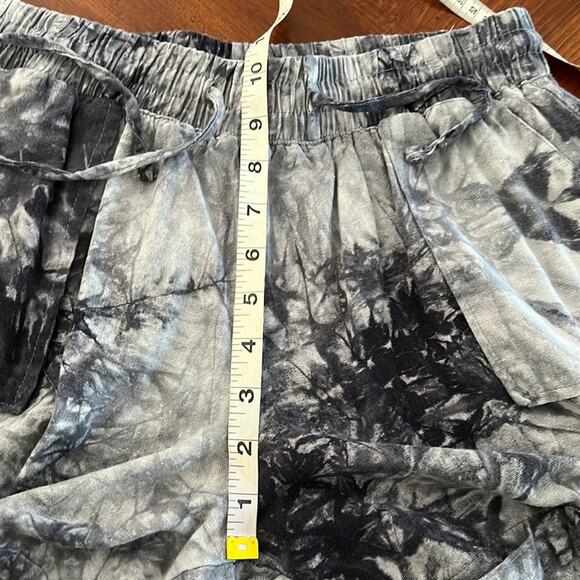 Royalty Gray Print Linen Blend Shorts Woman Size Small Tie Dye Cuffs Festival - Picture 6 of 8